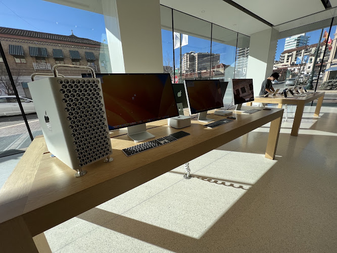 Apple Country Club Plaza